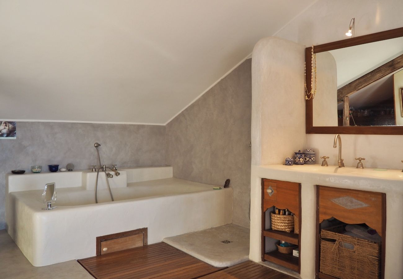 The serenity villa with its bathroom nearby saint-gilles les bains
