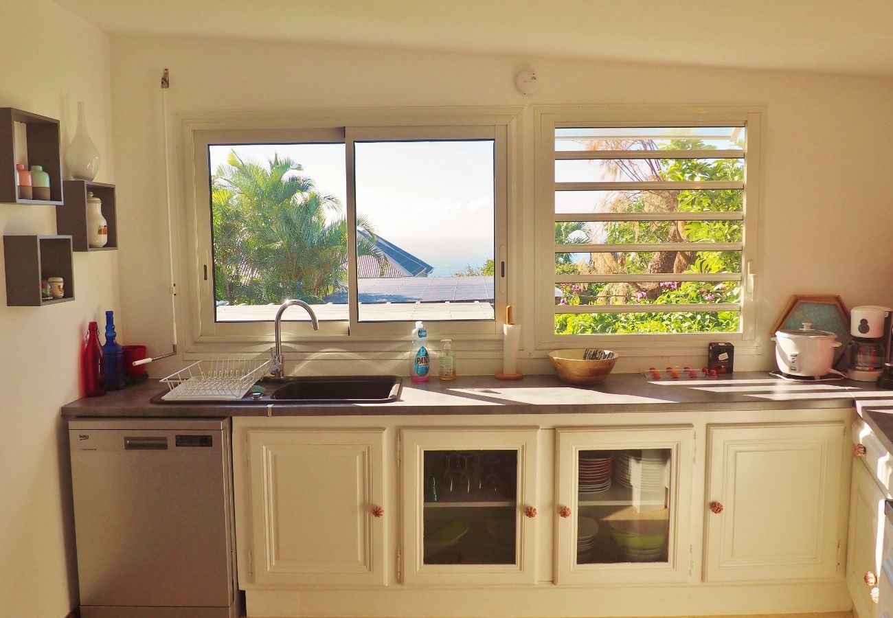 Cuisine toute équipée dans cette location à Saint-Denis de la Réunion