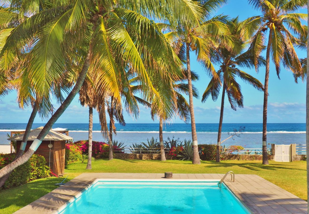 Villa facing the ocean in reunion island with tropical home