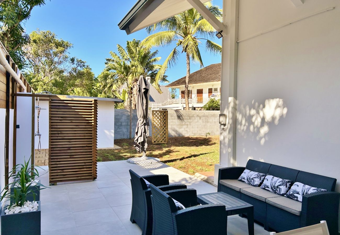 Gartensofa und Außendusche