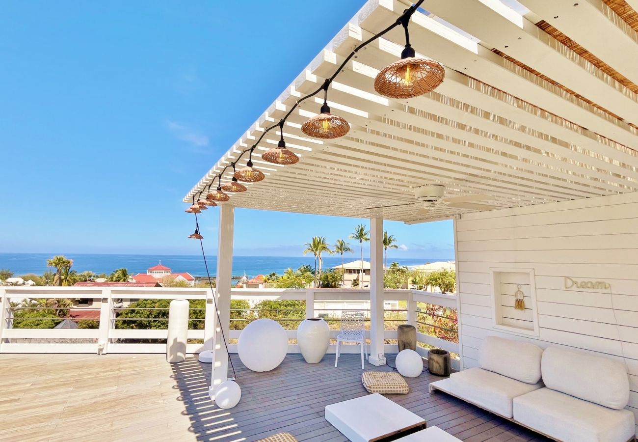 Außenlounge mit Meerblick der Villa Vénus in Saint-Gilles.