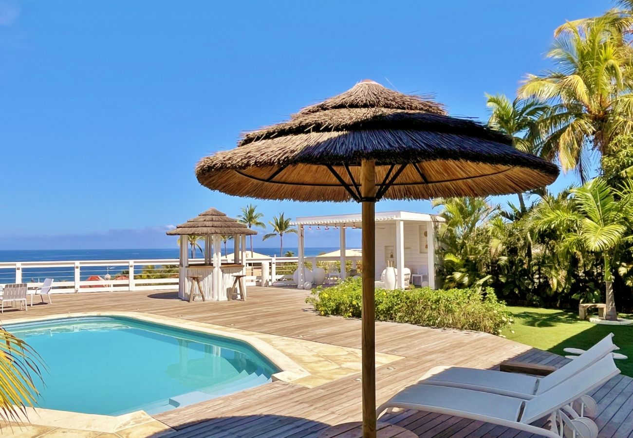 Liegestühle am Pool der Villa Vénus in Saint-Gilles.