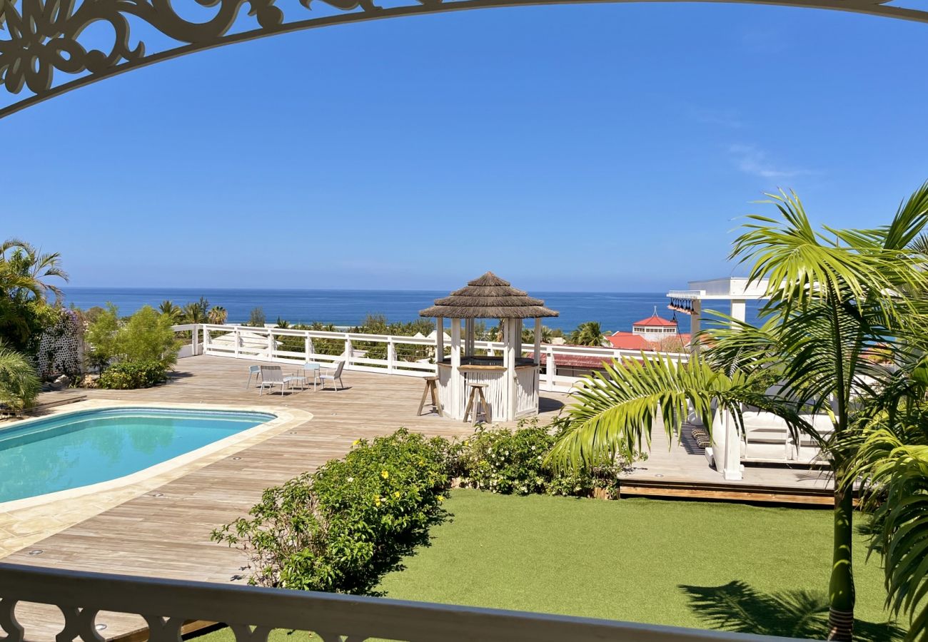 Blick von der Villa Vénus Terrasse auf Pool und Meer.