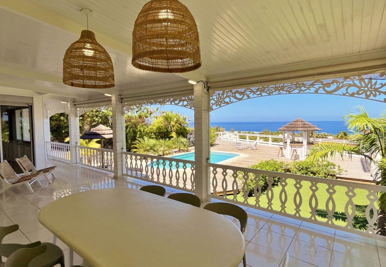 Esstisch mit Meerblick in der Villa Vénus, Saint-Gilles.