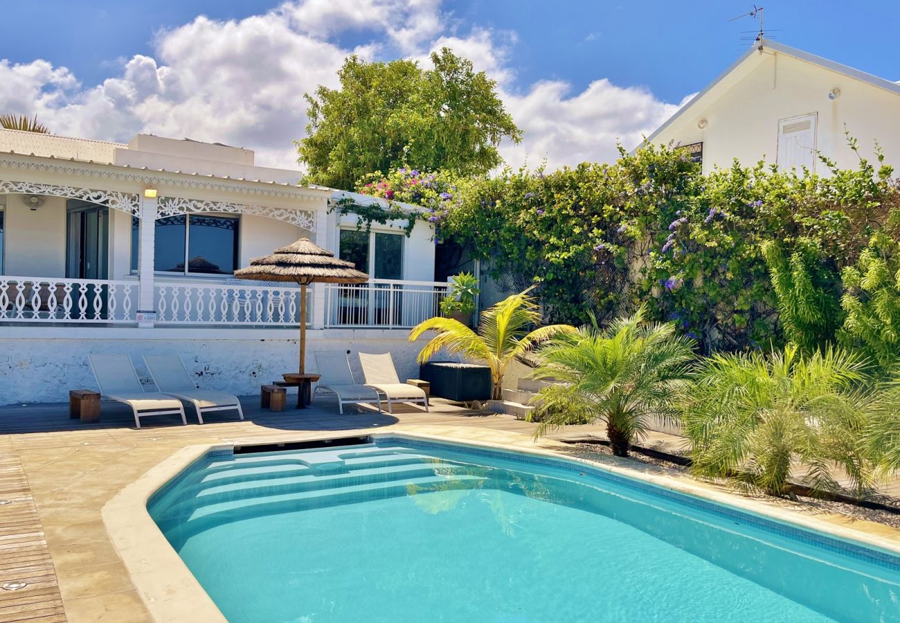 Haus und Pool der Villa Vénus in Saint-Gilles.