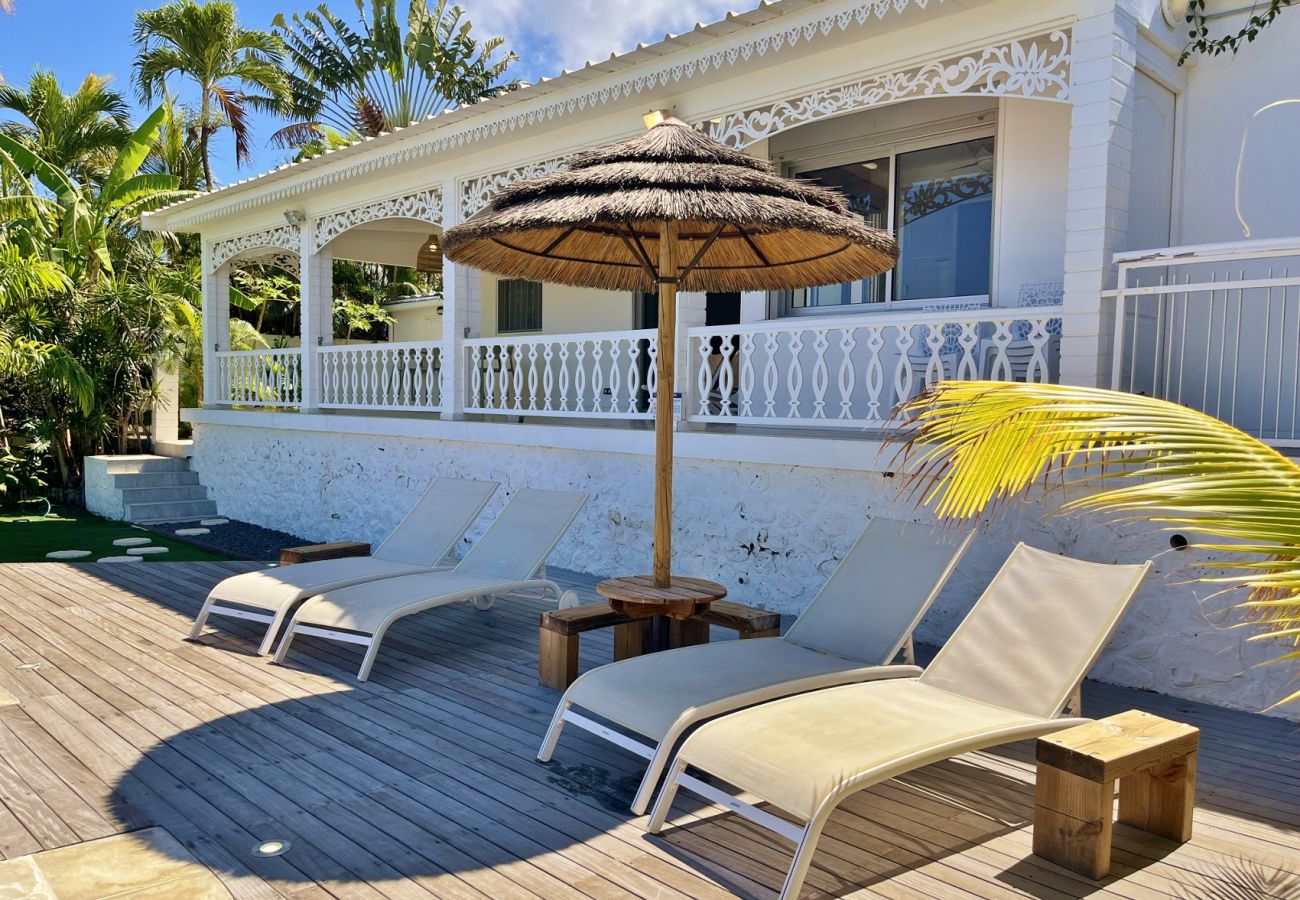 Liegestühle am Pool der Villa Vénus.