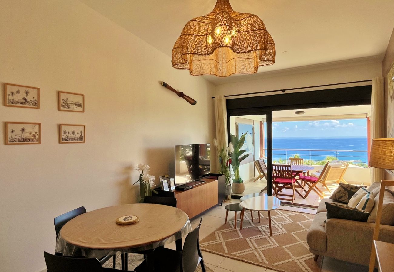 Wohnzimmer mit Esstisch Wohnung Saint-Gilles La Réunion
