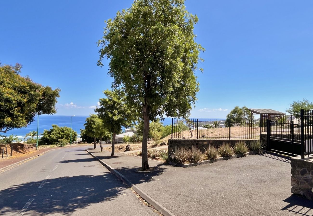 Ferienwohnung in Saint-Gilles les Bains - *APPART INFINI BLEU* - pool und meerblick