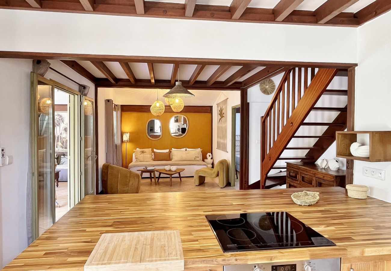 Wohnbereich mit Holztreppe und Esszimmer Villa des Parfums