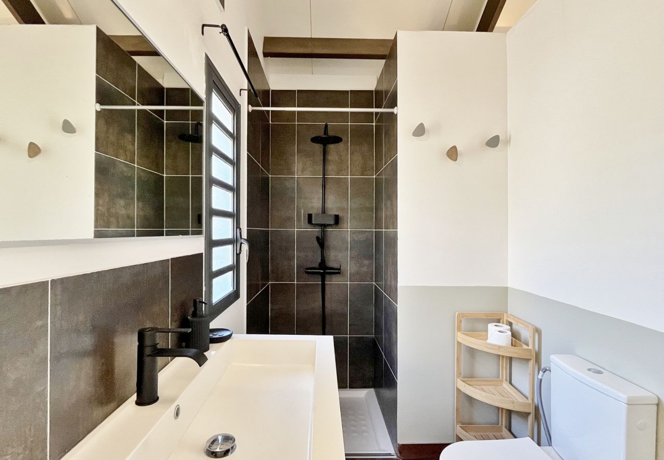 Badezimmer im Nebengebäude mit ebenerdiger Dusche Villa des Parfums