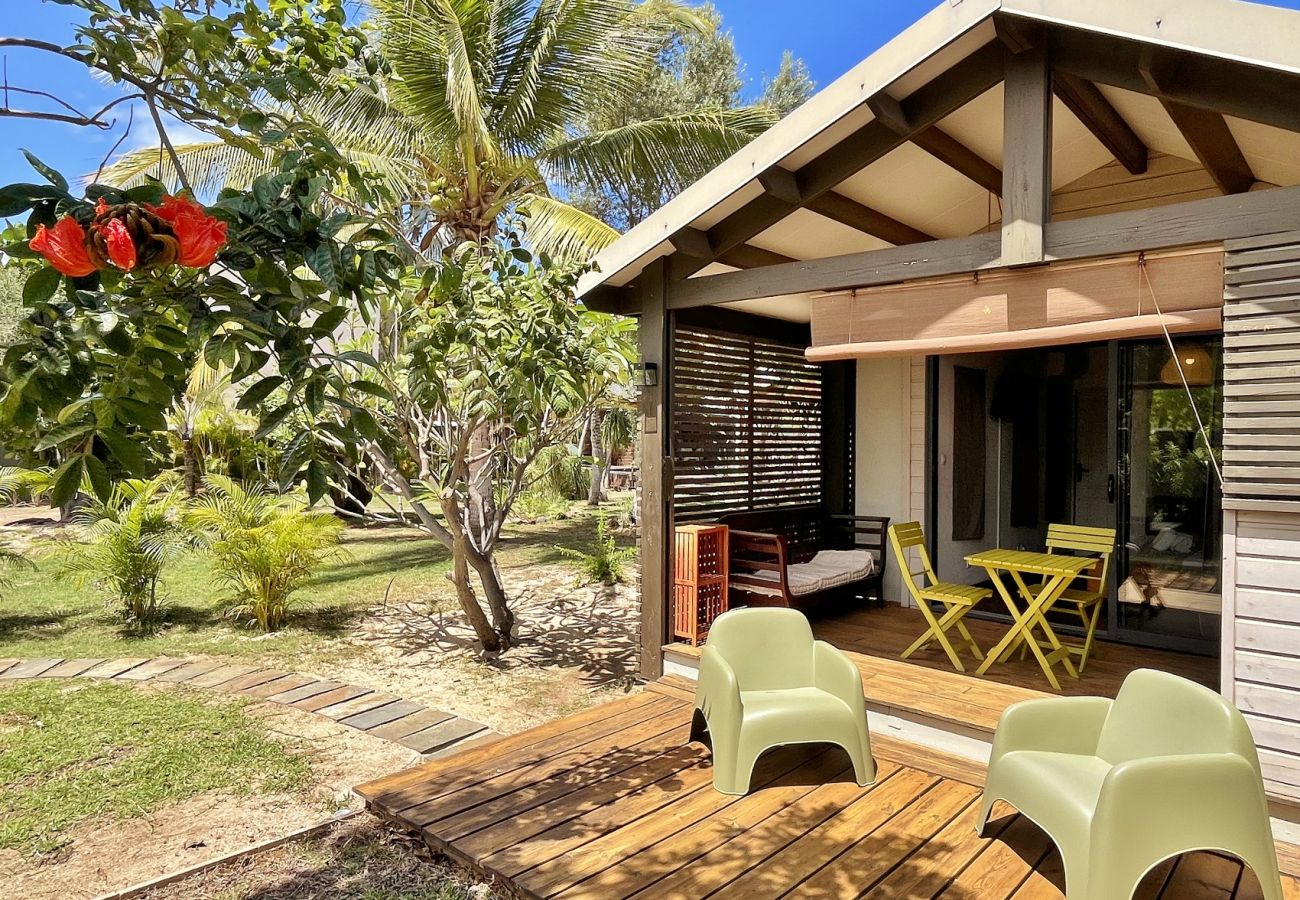 Überdachte Terrasse des Nebengebäudes mit Gartenmöbeln Villa des Parfums