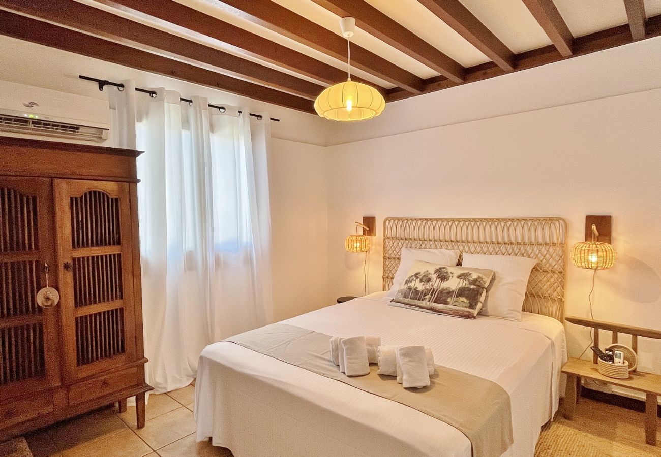 Doppelzimmer mit Holzschrank Villa des Parfums La Saline-les-Bains