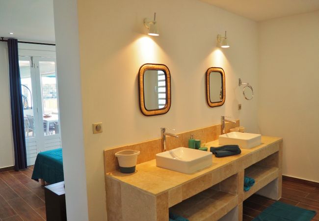 Villa in Saline les Bains - *VILLA COCOTIERS DES SABLES* - waterfront Villa in Saline les Bains - *VILLA COCOTIERS DES SABLES* - waterfront