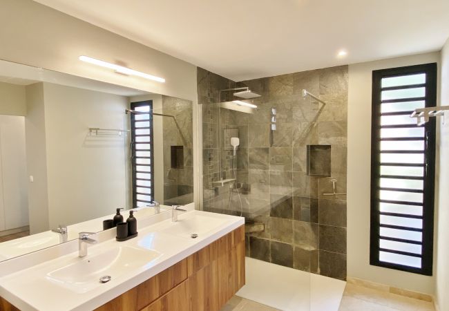 Villa in Saint-Gilles les Bains - *VILLA FLORAYA* - heated pool and ocean view Villa in Saint-Gilles les Bains - *VILLA FLORAYA* - heated pool and ocean view