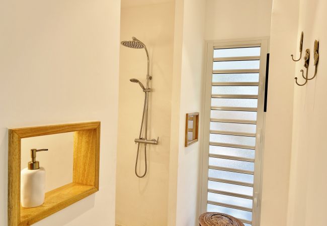 Villa in Saline les Bains - *VILLA FLEUR DE LUNE* - heated pool and lagoon Villa in Saline les Bains - *VILLA FLEUR DE LUNE* - heated pool and lagoon