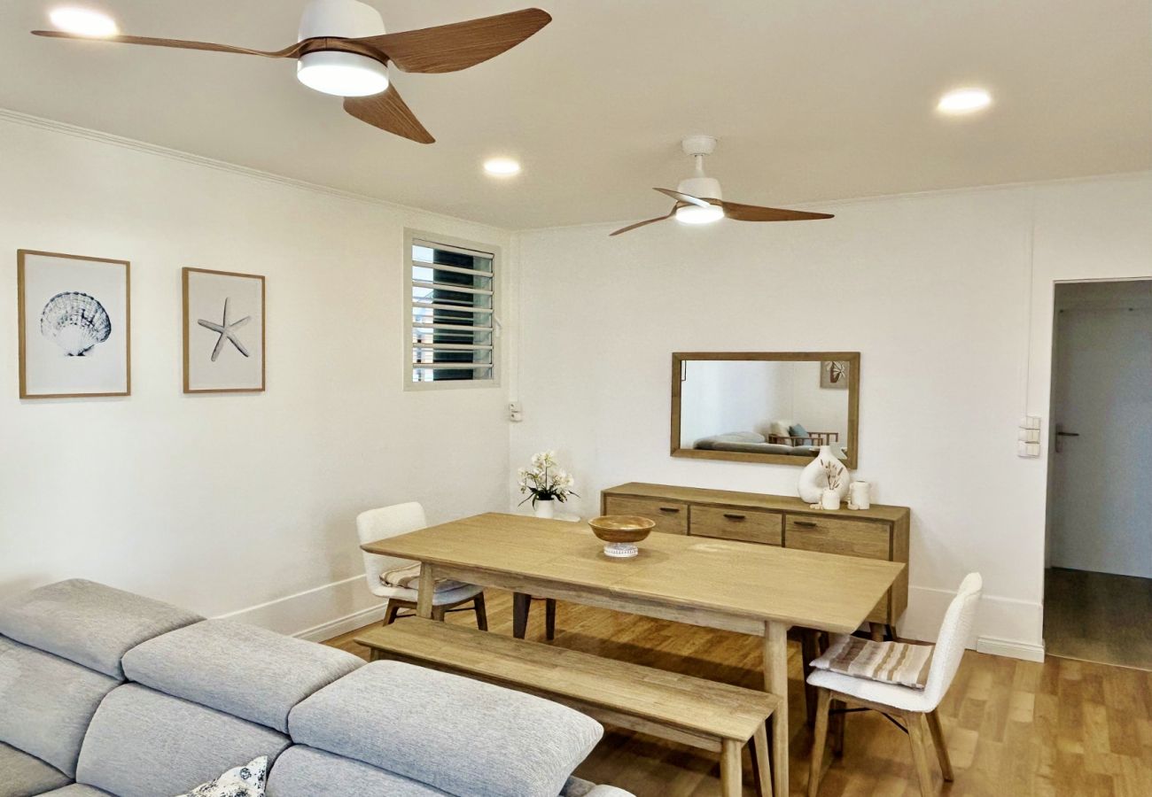 Indoor dining table – holiday rental in La Saline