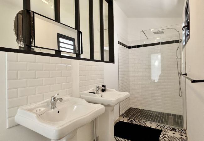 Villa in Saint-Gilles les Bains - *VILLA RAVENALE* - Ocean 150 m away Villa in Saint-Gilles les Bains - *VILLA RAVENALE* - Ocean 150 m away