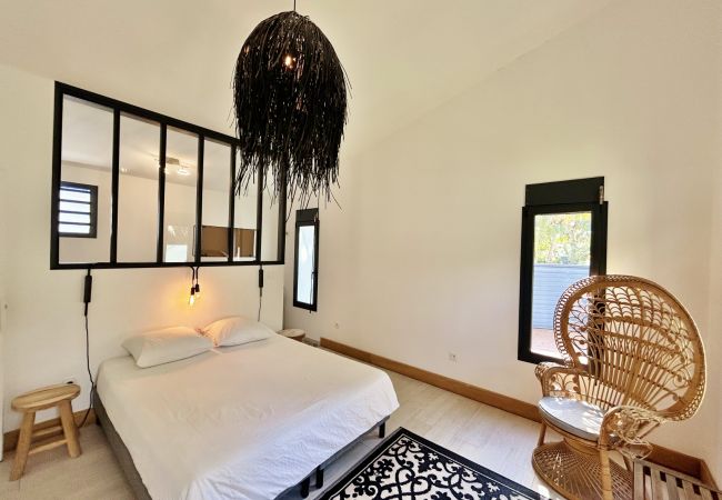 Villa in Saint-Gilles les Bains - *VILLA RAVENALE* - Ocean 150 m away Villa in Saint-Gilles les Bains - *VILLA RAVENALE* - Ocean 150 m away