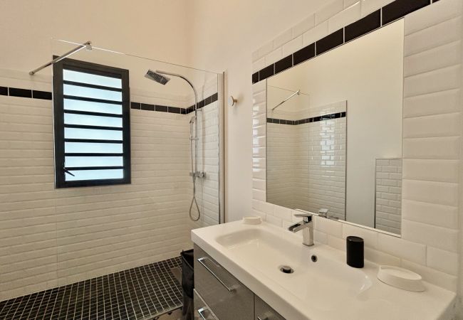 Villa in Saint-Gilles les Bains - *VILLA RAVENALE* - Ocean 150 m away Villa in Saint-Gilles les Bains - *VILLA RAVENALE* - Ocean 150 m away