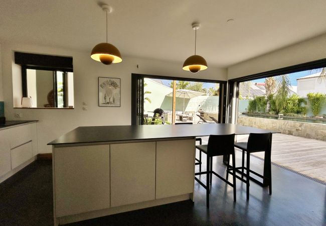 Villa in Saint-Gilles les Bains - *VILLA RAVENALE* - Ocean 150 m away Villa in Saint-Gilles les Bains - *VILLA RAVENALE* - Ocean 150 m away