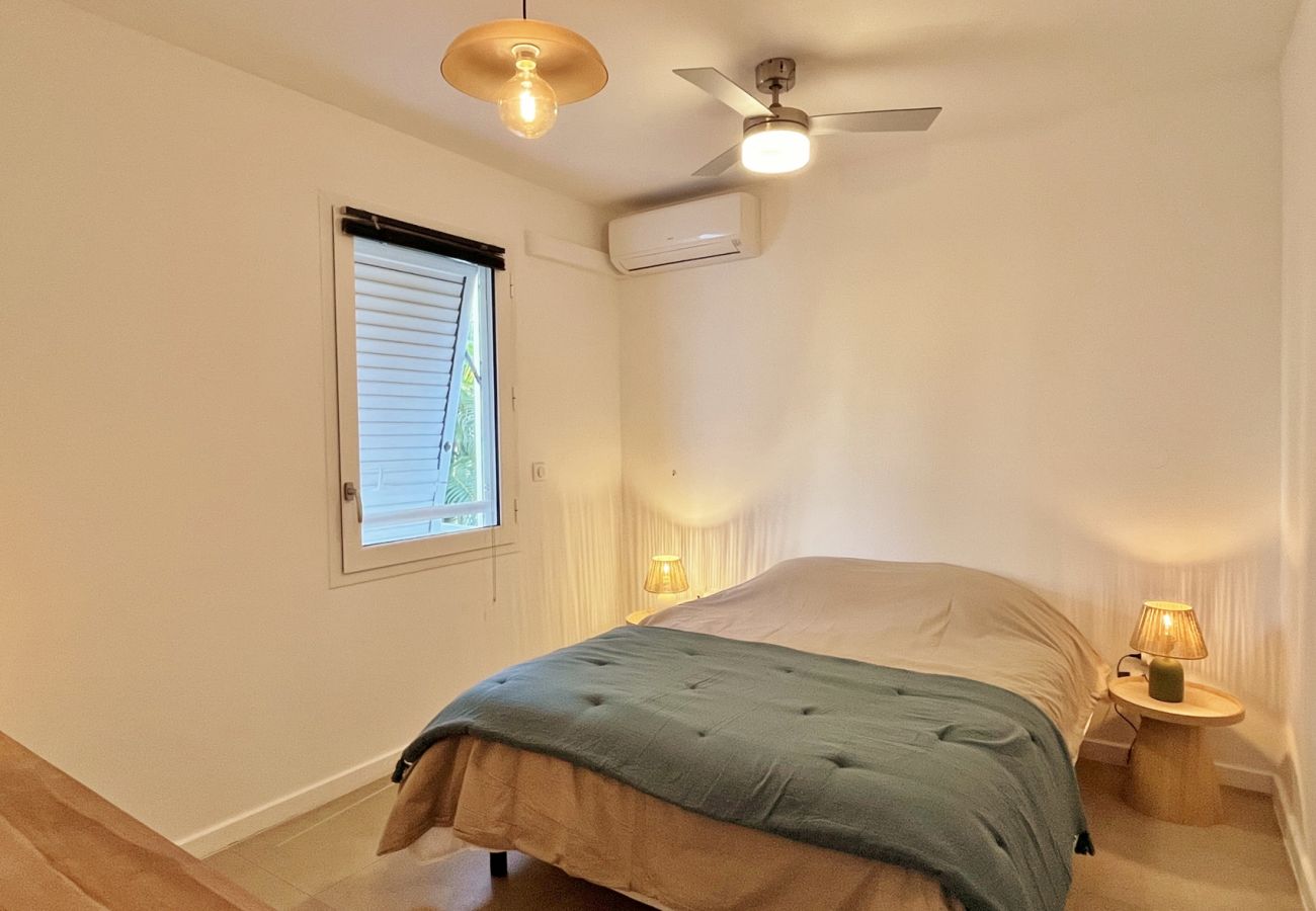 Bedroom 2 with air conditioning and garden view Reunion