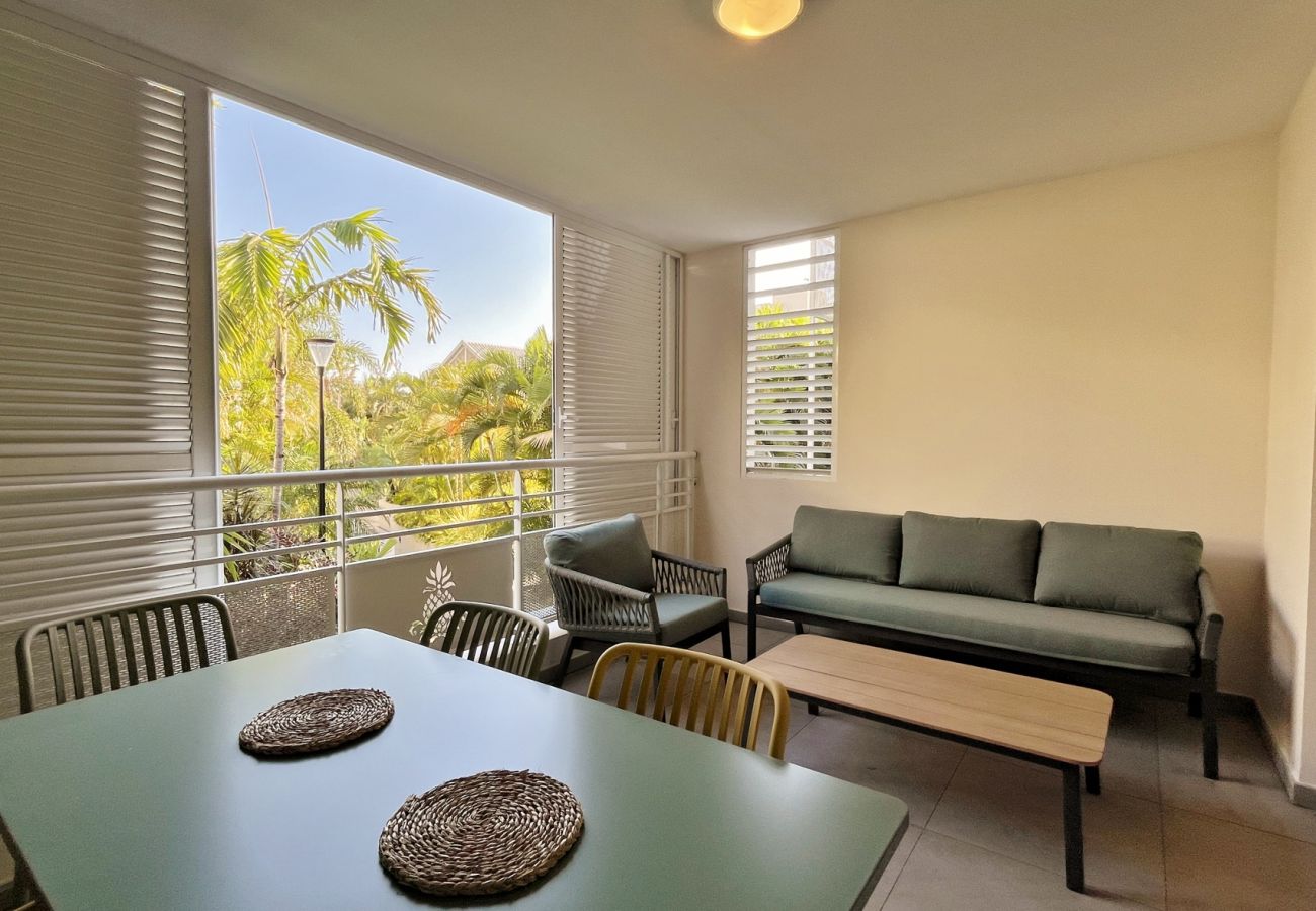 Covered terrace with dining and garden furniture Reunion