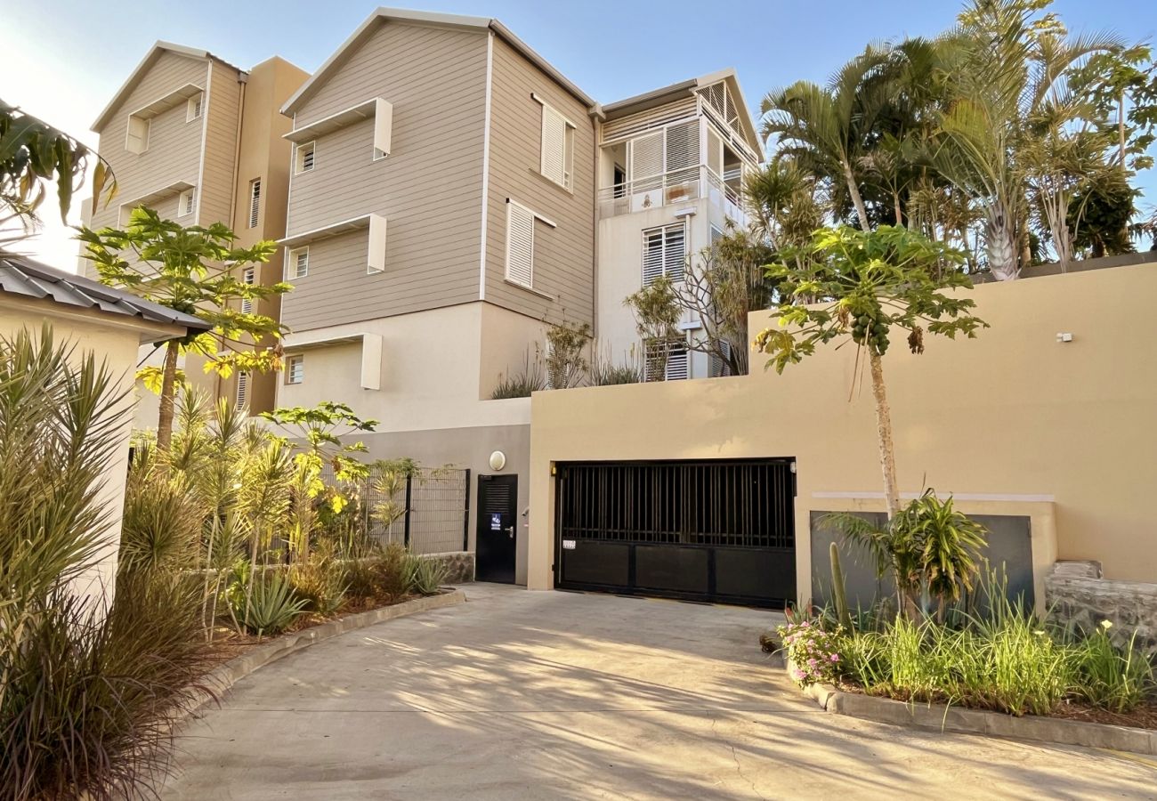 Access secured parking residence holiday rental Reunion