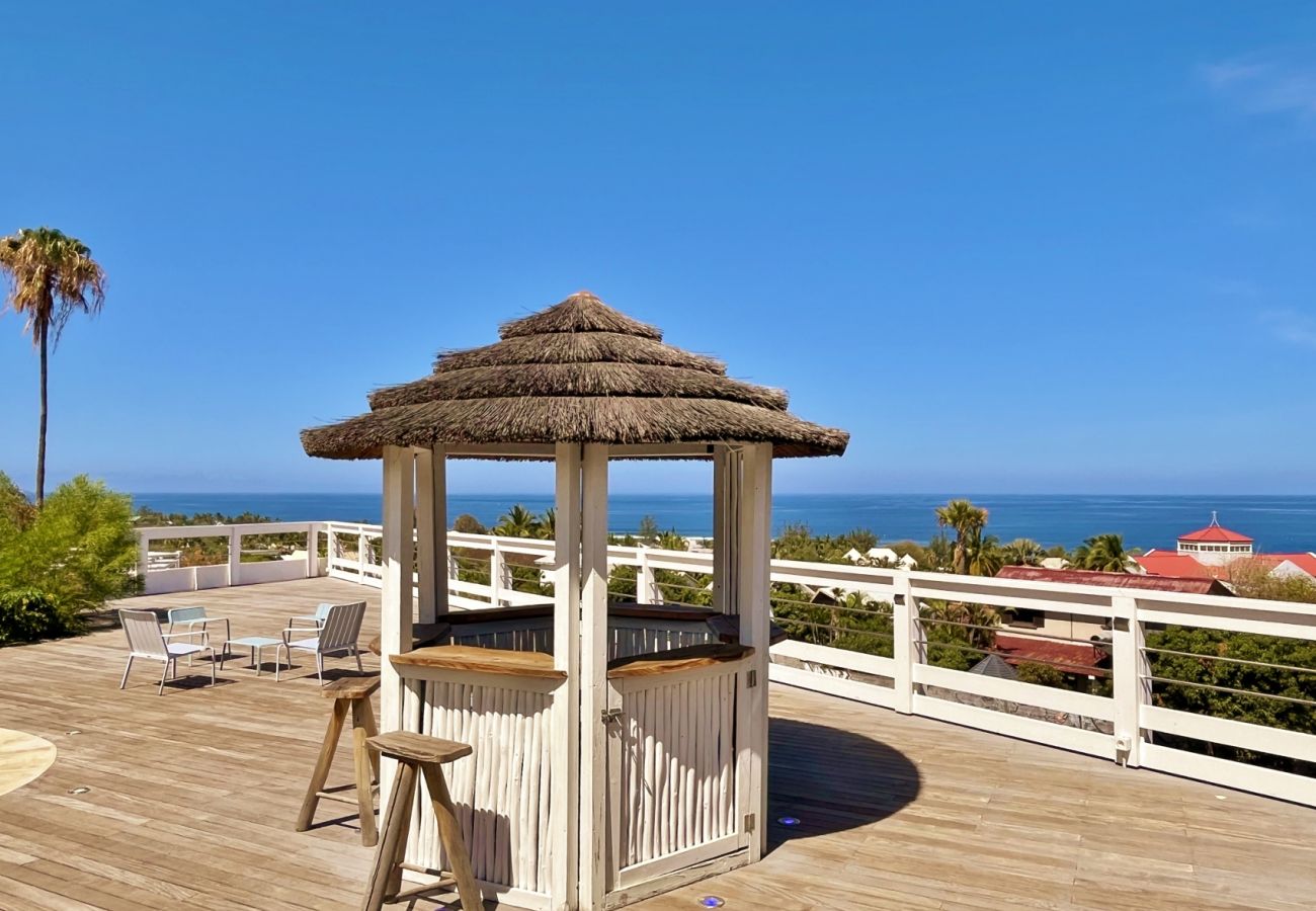 Outdoor bar at Villa Vénus in Saint-Gilles, holiday home.