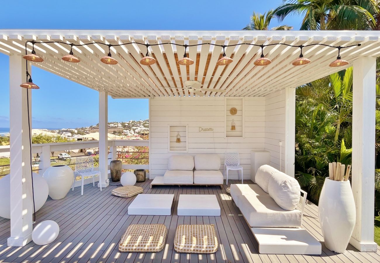 Shaded outdoor lounge at Villa Vénus, holiday rental.