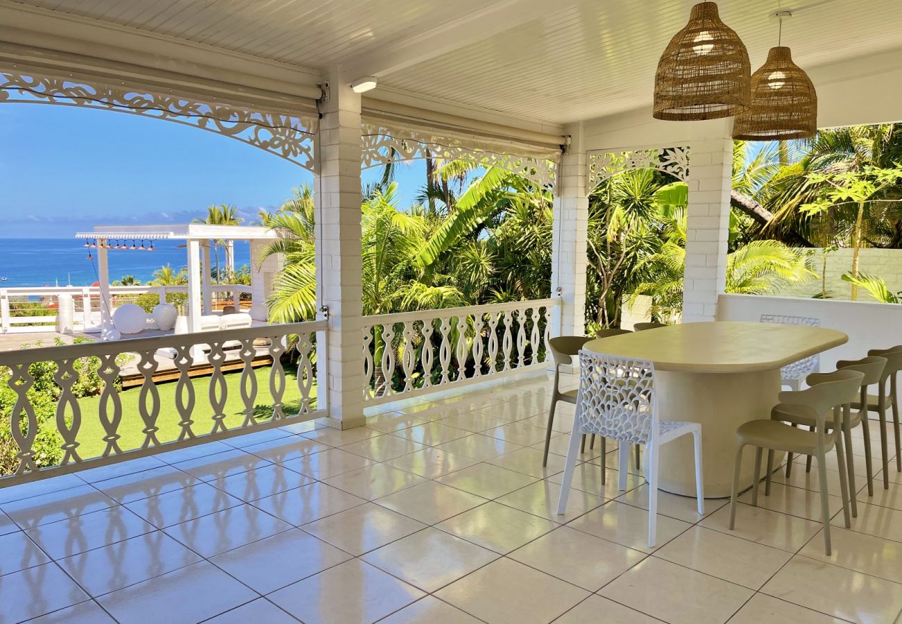 Dining table on the terrace at Villa Vénus in Saint-Gilles.