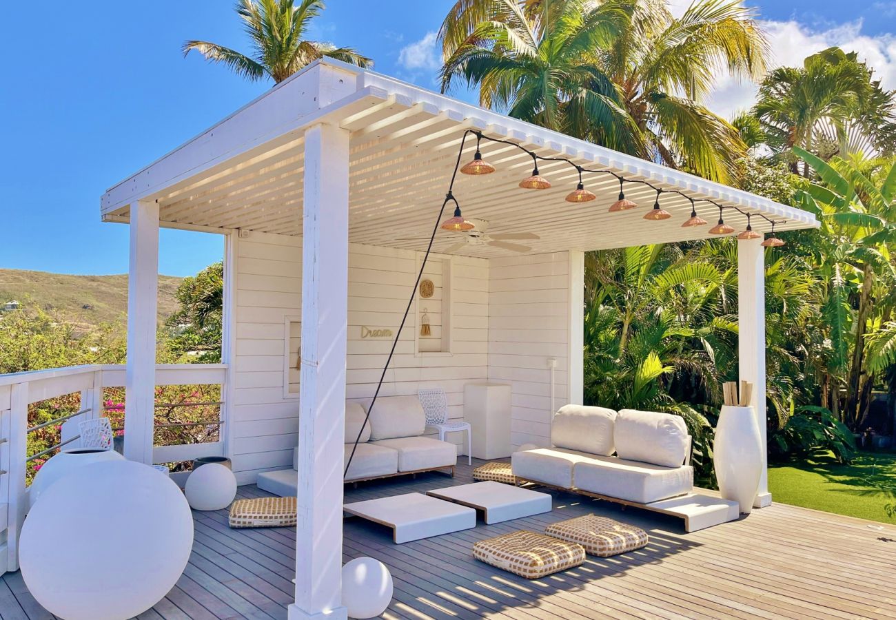 Second outdoor lounge at Villa Vénus in Saint-Gilles.