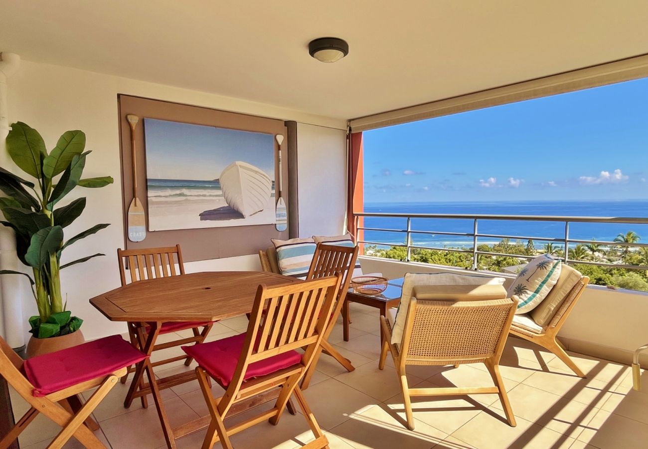 Terrace with dining table ocean view apartment Reunion Island