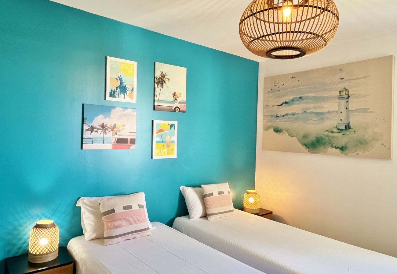 Bedroom with two single beds apartment Saint-Gilles Reunion