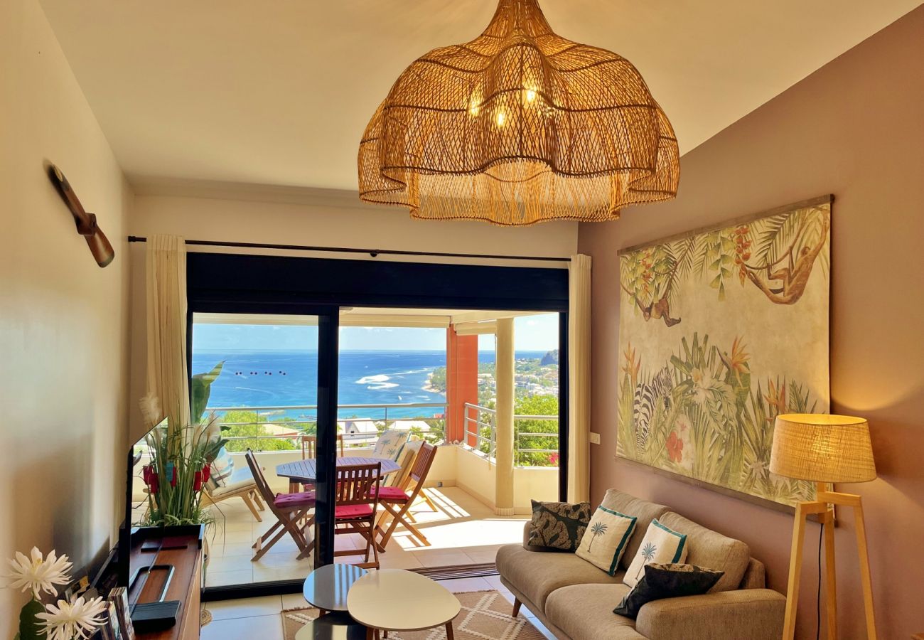 Living room with TV and ocean view apartment Saint-Gilles Reunion