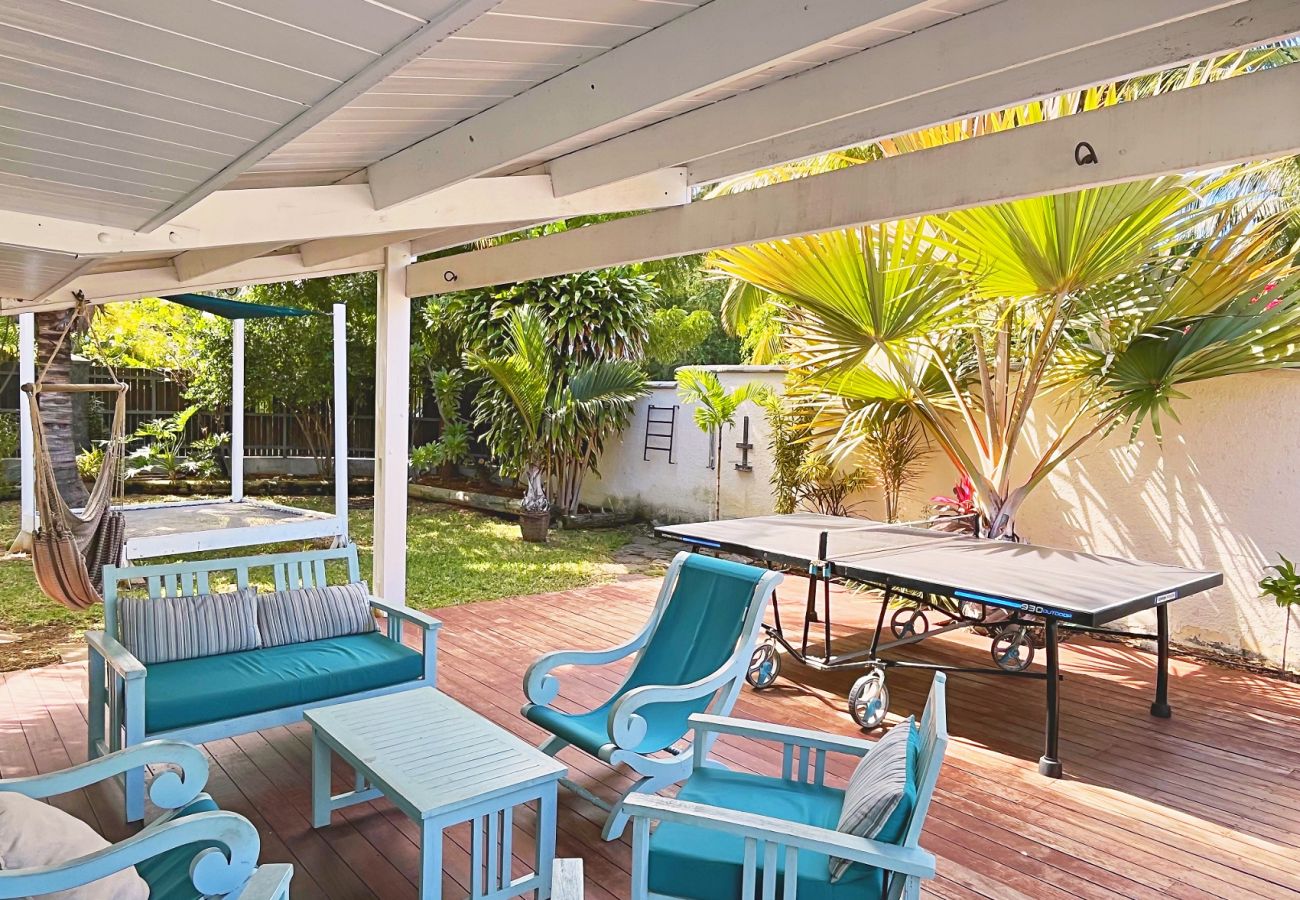 Terrace with lounge and dining table Villa Kap Corail Saint-Gilles