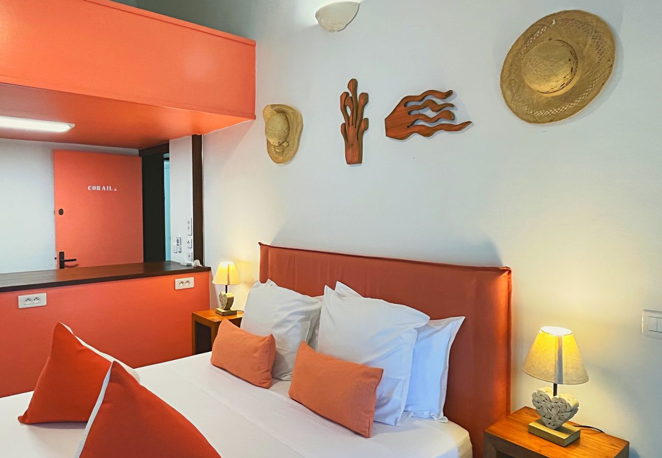 Double bedroom coral decor Villa Kap Corail Saint-Gilles