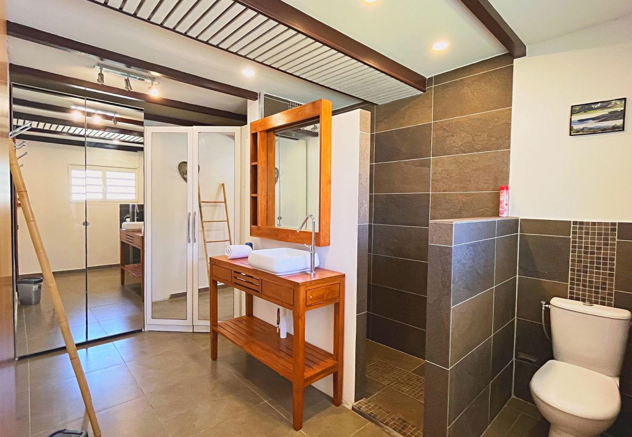 Bathroom Villa Kap Corail holiday rental Saint-Gilles Reunion Island