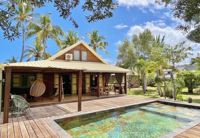 Villa des Parfums with swimming pool and wooden terrace in La Saline-les-Bains