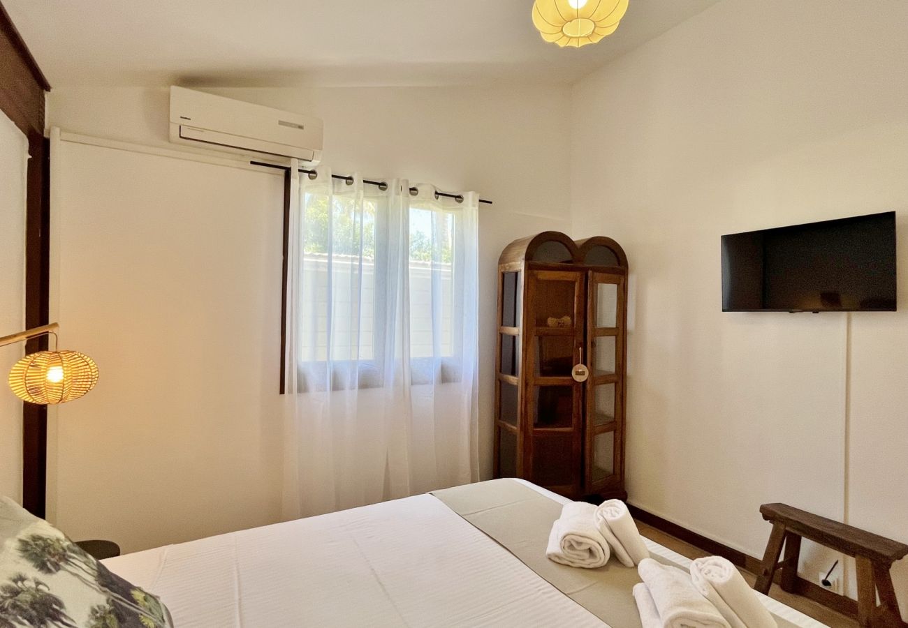 Bedroom with TV and air conditioning Villa des Parfums La Saline-les-Bains