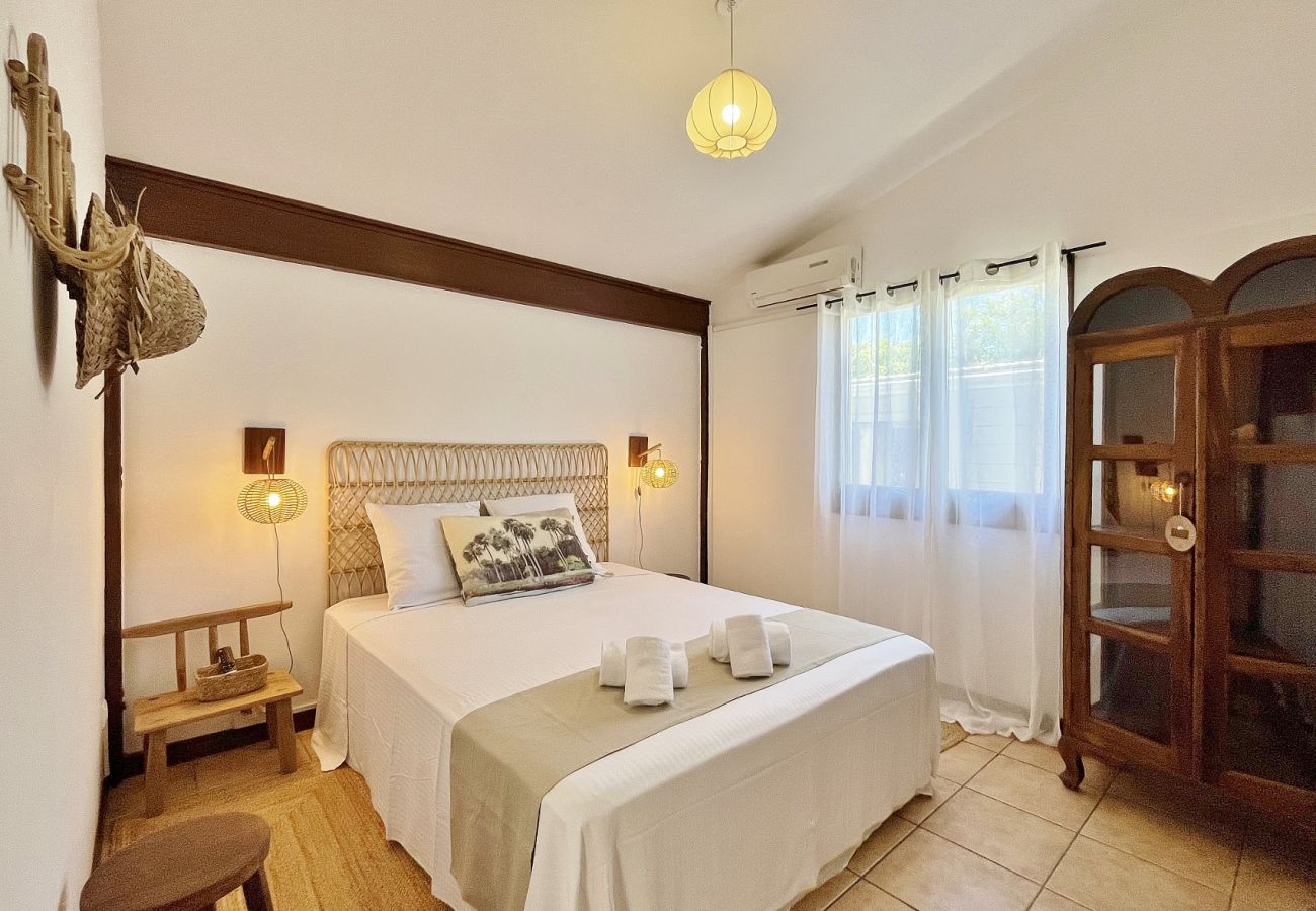 Double bedroom with exposed beams and natural decor Villa des Parfums