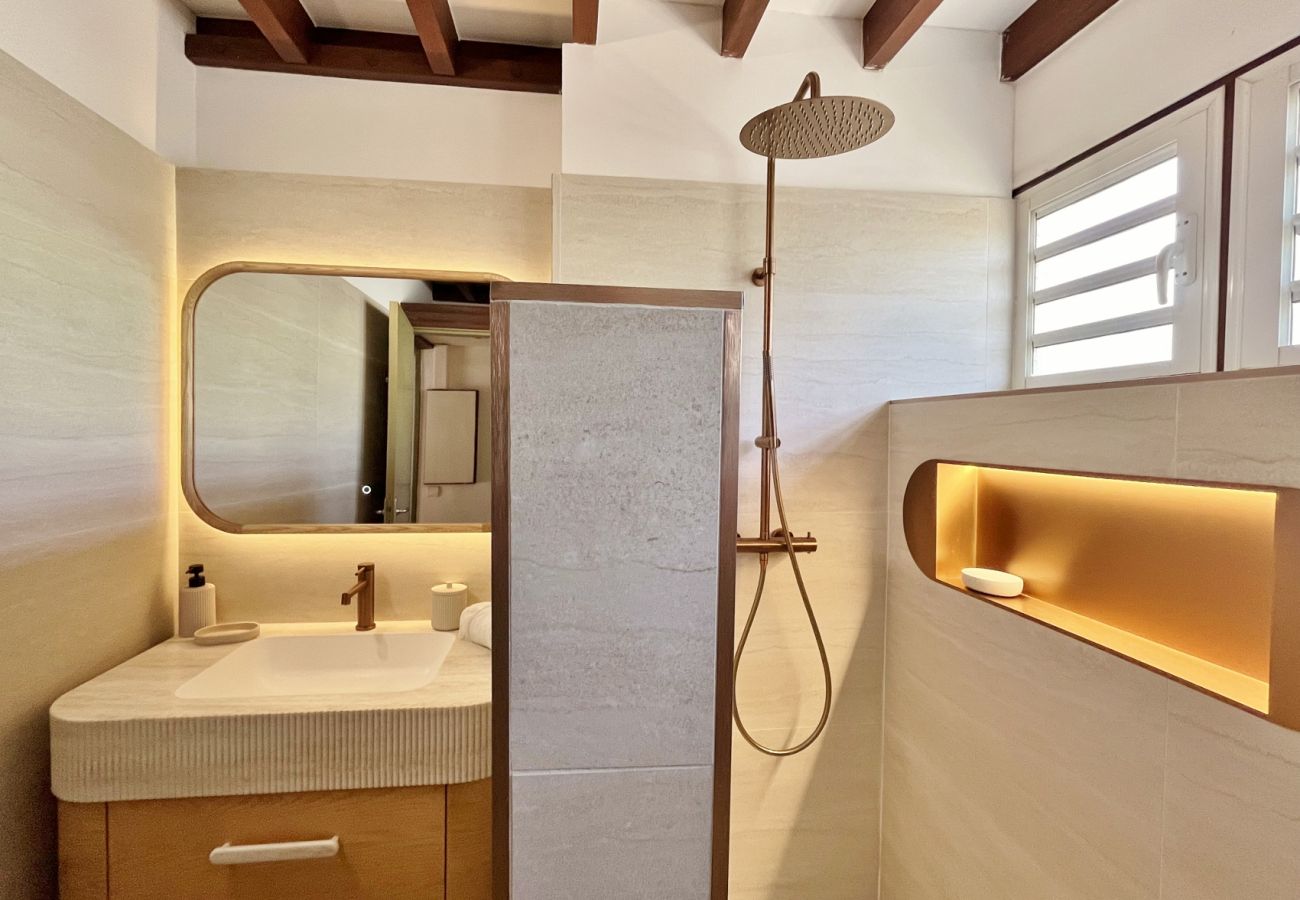 Bathroom with shower and illuminated washbasin Villa des Parfums La Saline