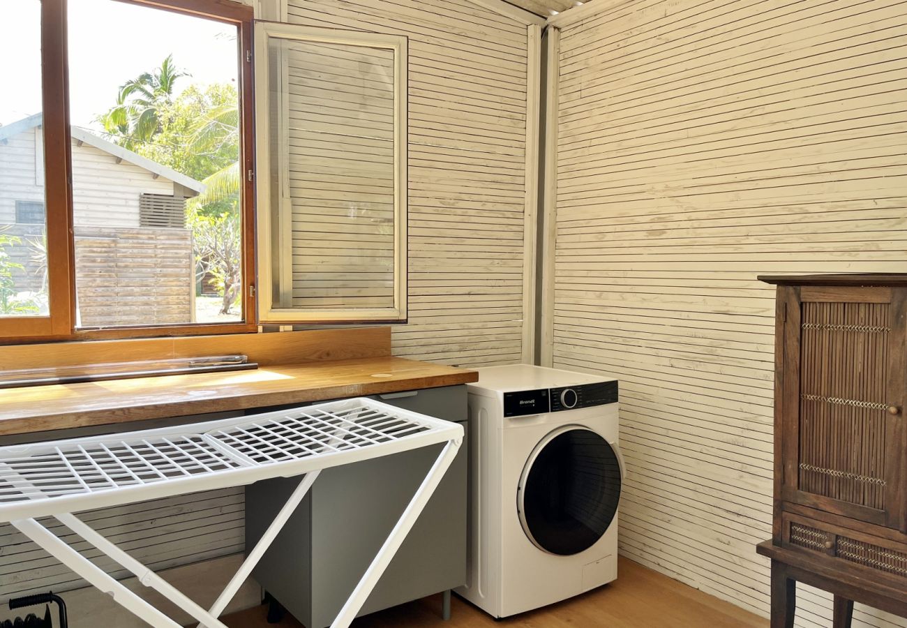 Laundry area with washing machine and storage Villa des Parfums
