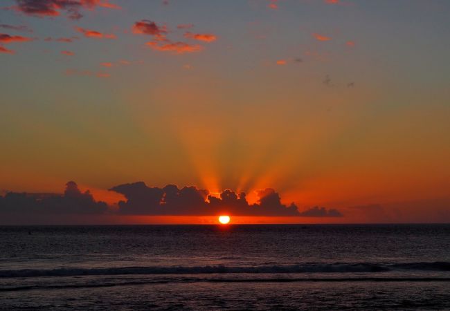 Coucher de soleil sur l'île de la réunion avec tropical home