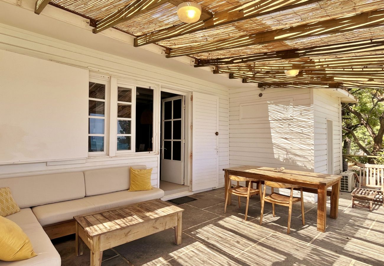 Magnifique terrasse face à l'océan dans cette location