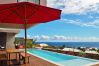 Une villa de luxe avec piscine et vue océan