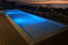 La piscine et son éclairage de nuit