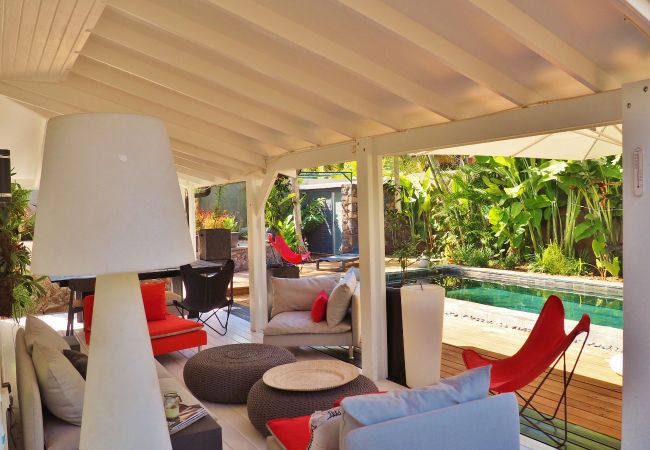 Une maison de vacances avec piscine et terrasse