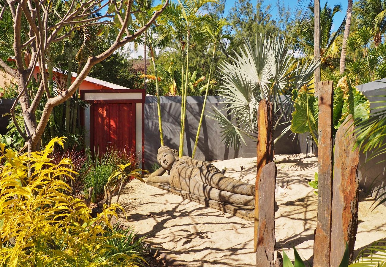 Jardin tropical et relaxant à la villa clos des songes