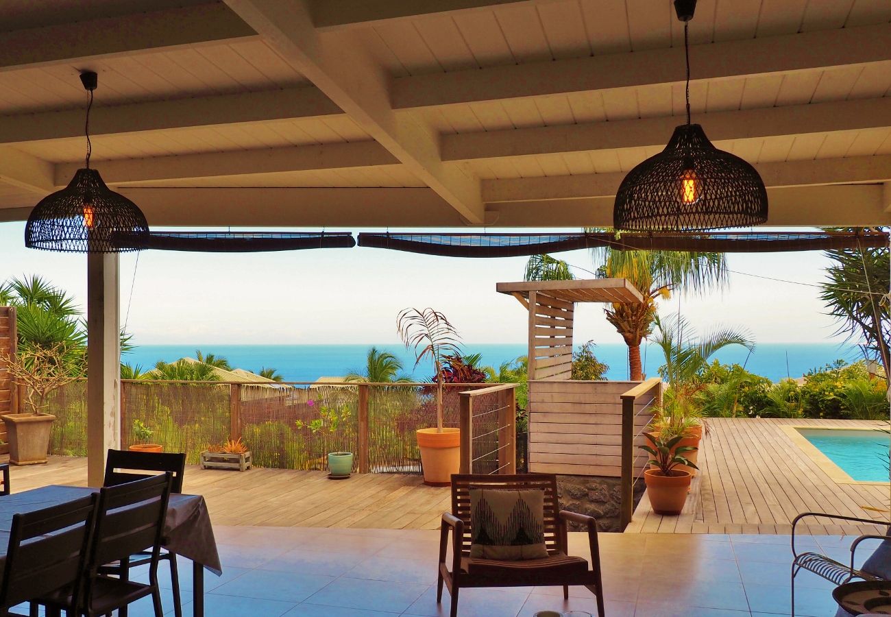 Spacieuse terrasse avec vue sur l'océan et la piscine