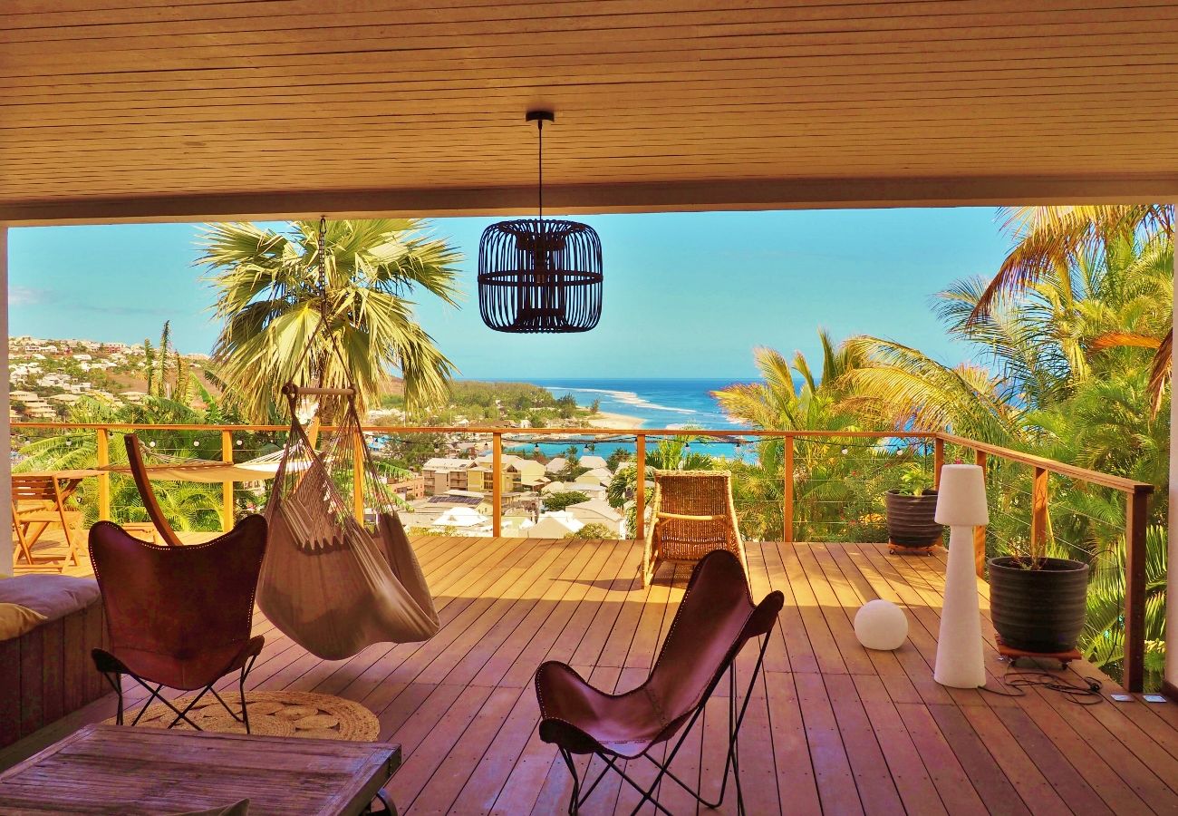 Villa avec grande terrasse et vue sur l'océan
